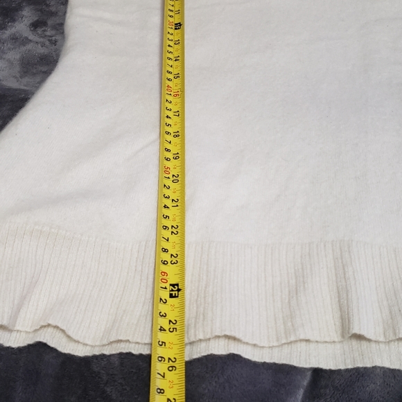 Saks Fifth Avenue Cashmere Short Sleeve V-neck Sweater - Picture 11 of 14